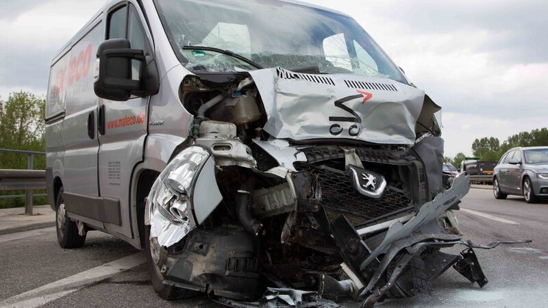 Bei einem Unfall auf der A92 nahe Landshut sind am Dienstag sechs Personen verletzt worden.
