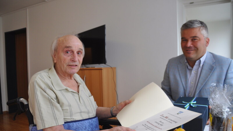 Dritter Bürgermeister Franz Geisberger gratulierte Ludwig Süß zu seinem 80. Geburtstag.