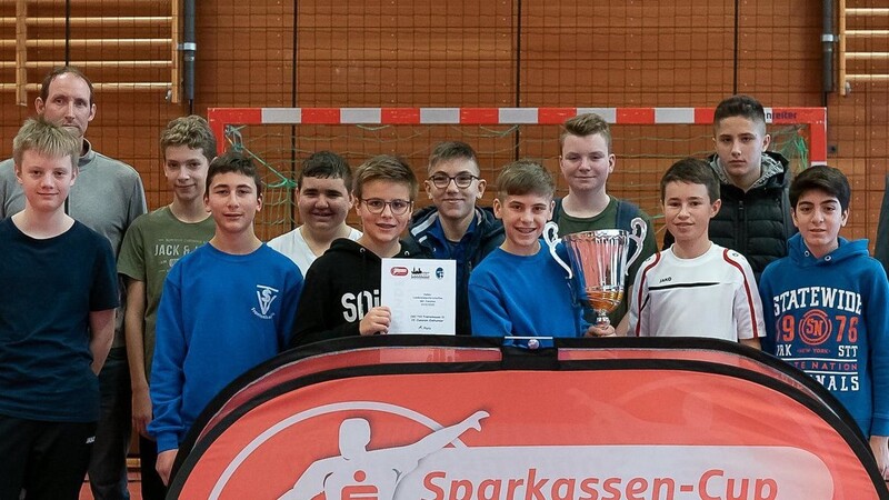 Juniorenspielleiterin Susi Hossmann (l.) und Patrick Nowag vom Sponsor Sparkasse Niederbayern Mitte (r.) gratulierten der Mannschaft der SG Frontenhausen II zum Titelgewinn.