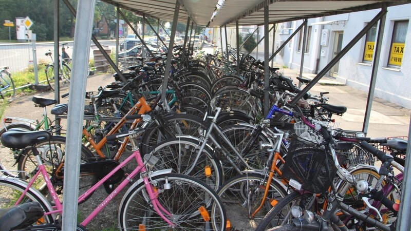 Pendler, die mit dem Rad zum Bahnhof kommen, müssen sich jeden Tag ärgern: Wo soll man da sein Fahrrad noch reinquetschen?