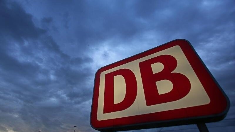 Das Logo der Deutschen Bahn ist zu sehen. (Symbolbild)