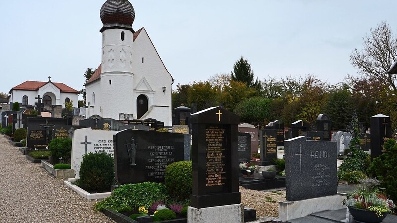 Der Markt hat jetzt den Vertrag über hoheitliche Tätigkeiten auf dem gemeindlichen Friedhof mit dem Bestattungsunternehmen Baumann um zwei Jahre verlängert.
