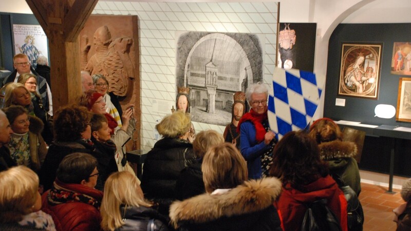 Warum die weiß-blauen Rauten das Logo Bayerns sind - und wieso es nicht blau-weiß heißt -, erfuhren die interessierten Gästeführer im Vorprogramm ihrer Tagung von Museumsleiterin Barbara Michal.