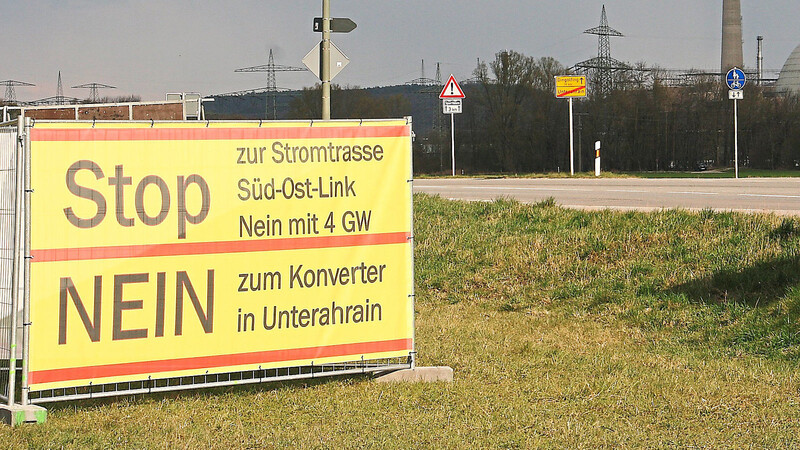 Martin Rattenberger und Jürgen Prochaska entschlossen sich, drei mannsgroße Transparente an der Staatsstraße in Unterahrain aufzustellen.