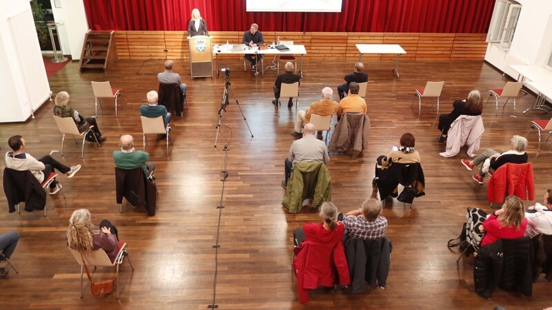 30 Stühle, rund 30 Gäste: Mehr ging nicht bei der Bürgerversammlung in Langenbach beim "Alten Wirt". Der Rest konnte aber online den Bericht der Rathauschefin verfolgen.