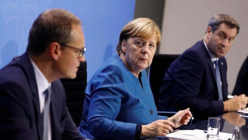 Bundeskanzlerin Angela Merkel (CDU) hatte am Montagnachmittag mit Markus Söder (CSU, rechts) und seinen Ministerpräsidenten-Kollegen über neue Maßnahmen beraten. (Symbolbild)