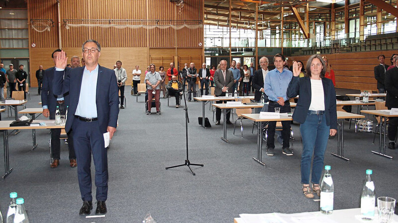 Zweiter Bürgermeister in Essenbach ist künftig Claus Schorn (CSU), dritte Bürgermeisterin ist Renate Hanglberger (ÖDP). Die Freien Wähler, die wie die CSU ebenso neun Sitze im Marktrat haben, gingen leer aus. Die SPD nominierte keinen Kandidaten.