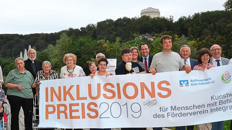 Horst Fochler (4. v. l.) nahm zusammen mit den Mitgliedern seiner "Kunstwerkstatt für Menschen mit Behinderung" den Inklusionspreis des Landkreises Kelheim aus der Hand von Landrat Martin Neumeyer (2. v. r.) entgegen.