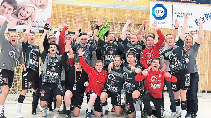 Überschwänglicher Jubel bei den erfolgreichen Landesliga-Handballern des TSV Mainburg nach dem feststehenden Klassenerhalt.