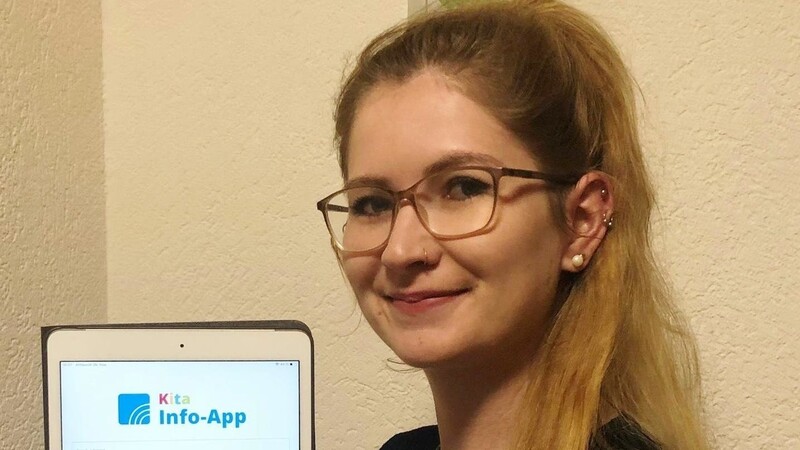 Die stellvertretende Kita-Leiterin Melanie Hanusch präsentiert die neu Kita-App. .