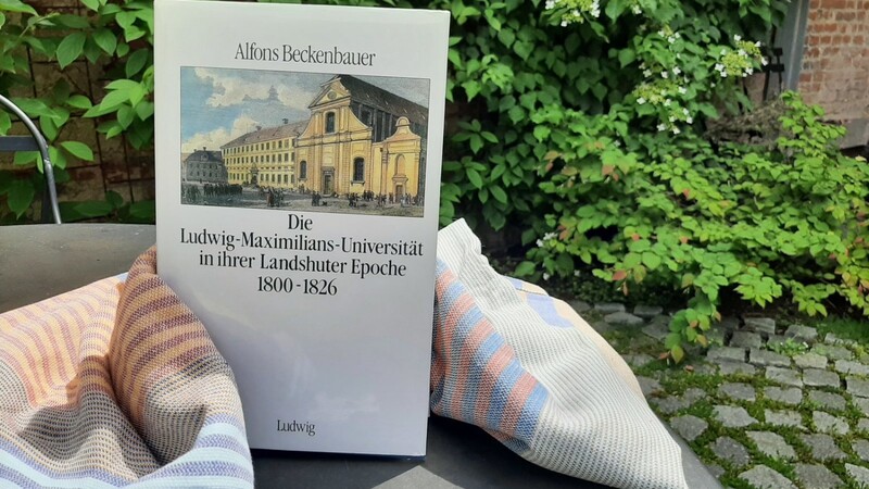 Kann man dieser Tage auch mal gerne zum Badetuch packen: Alfons Beckenbauers detaillierte Abhandlung über die Landshuter Universitätsjahre.