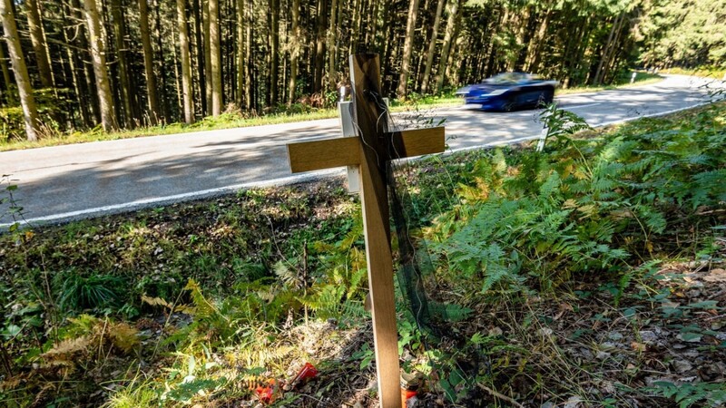 Ein Holzkreuz steht im Landkreis Regen an der Unfallstelle, an der zwei Männer ein verbotenes Rennen veranstaltet und dabei den Tod eines weiteren Autofahrers verursacht haben sollen.