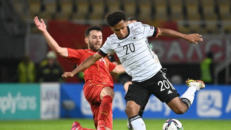 Der deutsche Nationalspieler Karim Adeyemi (r.) geht in der kommenden Spielzeit nicht nur für die deutsche Fußball-Nationalmannschaft, sondern auch für Borussia Dortmund auf Torejagd.