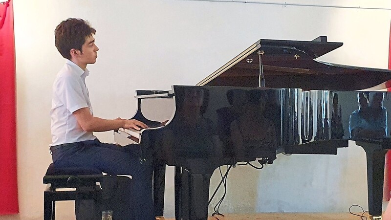 Der 20-jährige Solo-Pianist Christoph Preiß aus Tegernheim spielte bei der ersten Veranstaltung im "Artonicon" nach der Corona-Pandemie ein fulminantes Konzert.