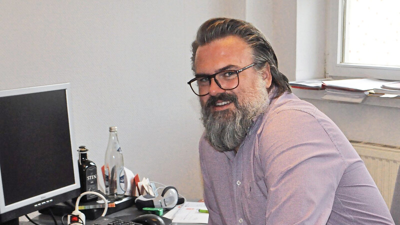 Handy und PC sind die wichtigsten Handwerkszeuge für André Wehnert, seit 2013 Geschäftsführer bei den Roten Raben.