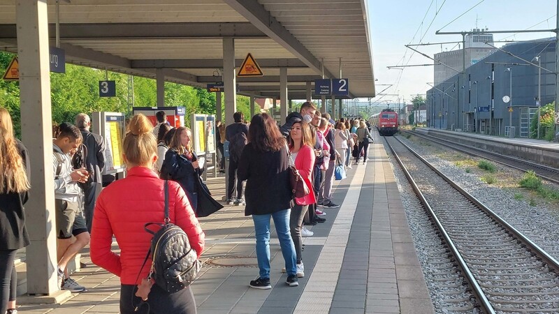 Das 9-Euro-Ticket ist zwar gut verkauft worden, mehr Fahrgäste gab es aber am Bahnsteig in Moosburg vorläufig nicht.
