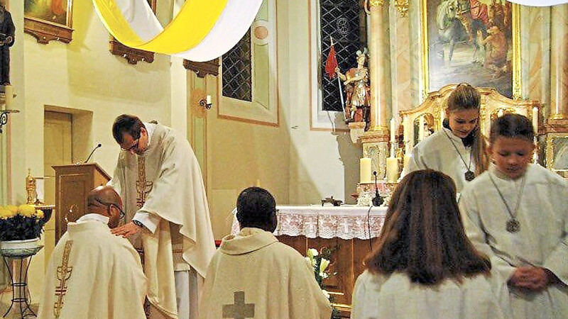 Pater Matthias beim Einzelprimizsegen. Die Nachprimiz wurde in Sankt Martin gehalten.