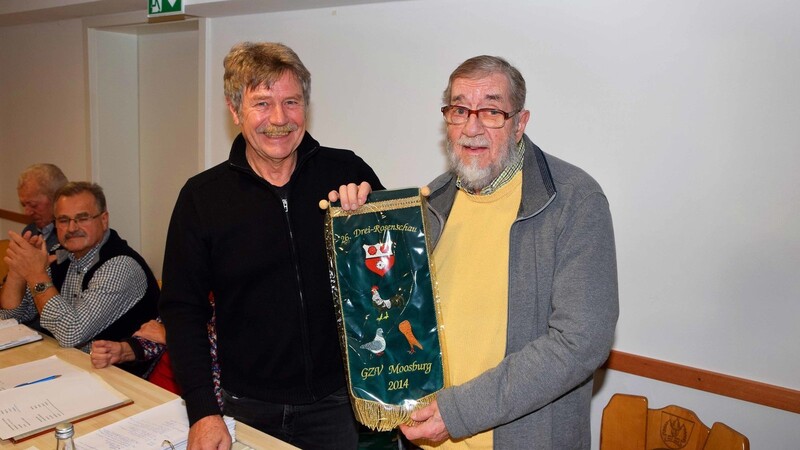 31 Jahre Pressewart und zweiter Schriftführer - hierfür erhielt Walter Fickeis (r.) von Anton Schütz ein ganz besonderes Ehrenband.
