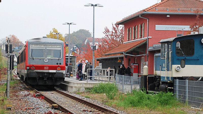 Wegen Personalproblemen bei der Bahn fallen am Mittwoch mehrere Züge zwischen Bogen und Neufahrn in Niederbayern aus. (Symbolbild)