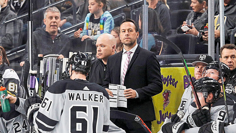 Marco Sturm (M.) geht in seine vierte NHL-Saison als Assistenz-Trainer - und träumt von den Playoffs.
