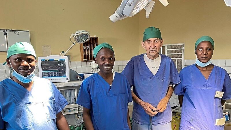Doktor Alfred Jahn mit einem ruandischen Operationsteam