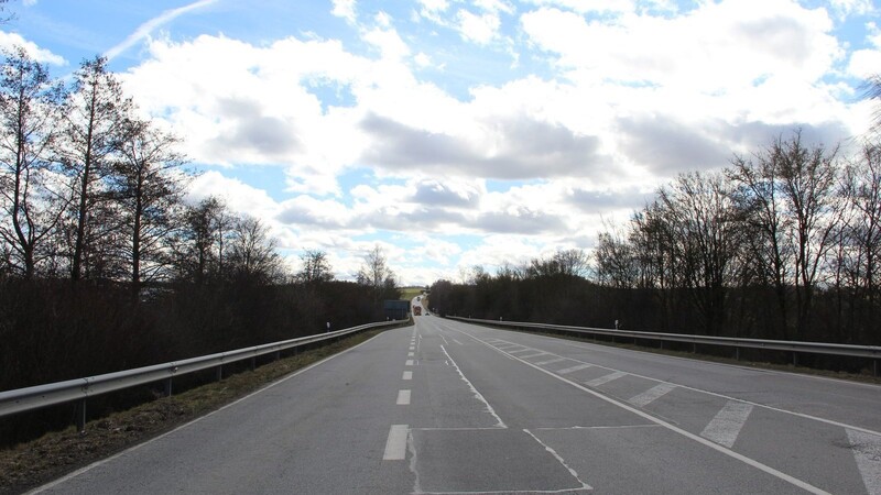 Die Bundesstraße B20 muss am Dienstag, 2. April, in Richtung Landau komplett gesperrt werden. Betroffen ist der Bereich bei Oberschneiding im Landkreis Straubing-Bogen.