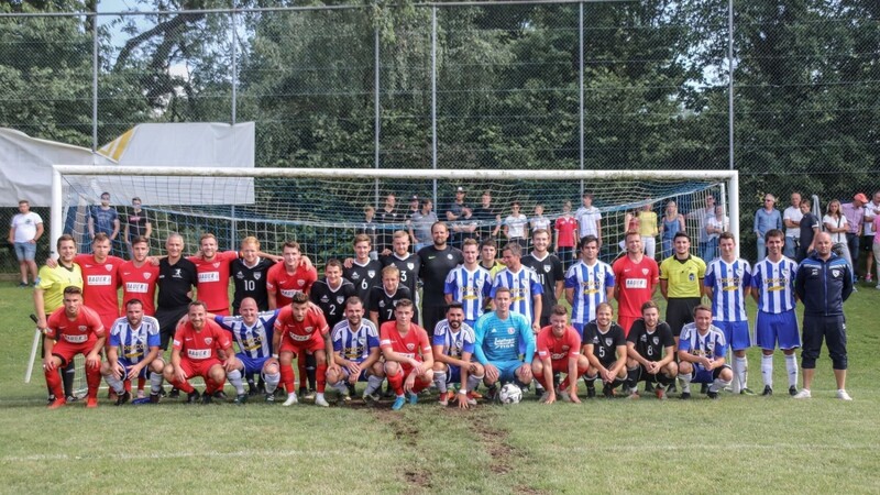 Die Spieler des TSV Buchbach und der Landkreisauswahl, die sich im Benefizspiel mit einem 6:2 trennten.