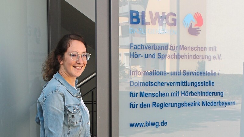 Sozialpädagogin Stefanie Kurzendorfer berät und begleitet seit 1. August gehörlose Menschen in der Servicestelle des BLWG.
