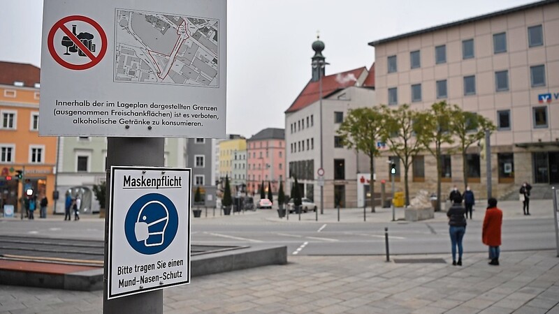 Schilder weisen auf die Alkoholverbotszone und die Maskenpflicht in Passau hin. Seit Samstag gelten strenge Ausgangsbeschränkungen.