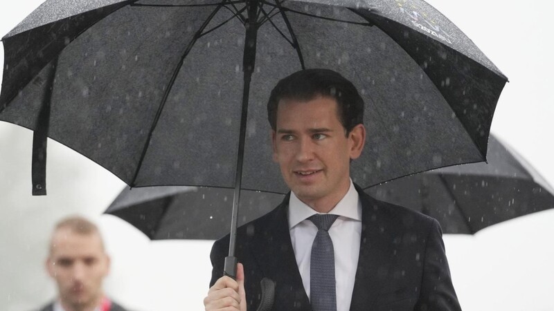 Sebastian Kurz im Regen: Österreichs Kanzler ist im Visier der Staatsanwaltschaft.