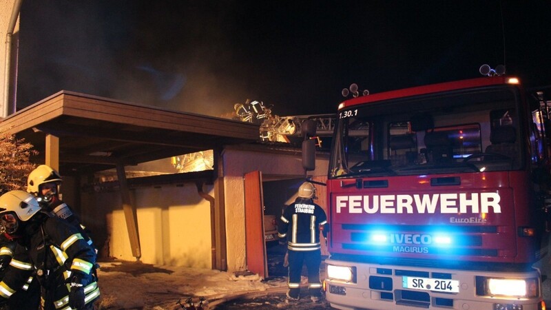 Die Feuerwehreinsatzkräfte mussten Samstagnacht in Straubing den Brand zwischen einer Doppelhaushälfte und einem Carport bekämpfen.