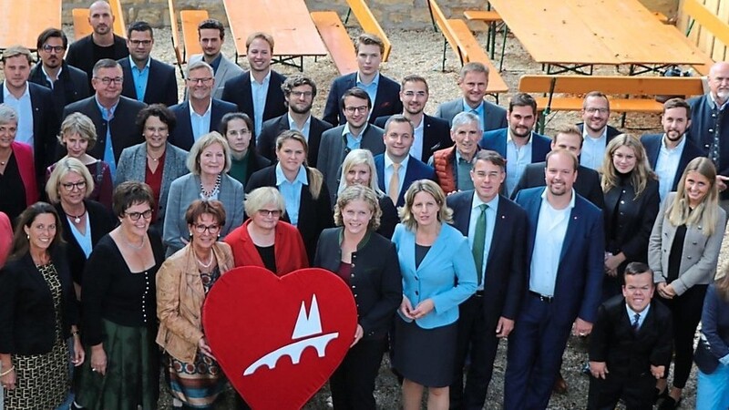 Die 50 Stadtratskandidaten der CSU mit ihrer Oberbürgermeisterkandidatin Astrid Freudenstein.