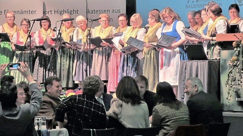 "Frau Kaniber, wos soll ma denn mocha ?" - Dies fragten die Damen vom Landfrauenchor in ihrem eigens für diesen Tag komponierten Lied.