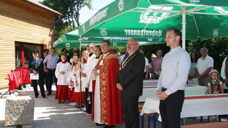 Zur Eröffnung der Feier lassen die Anwesenden die Klänge der Blaskapelle auf sich Wirken (Pfarrer Anzinger, Bürgermeister Ludwig Robold, Architekt Jakob Bindhammer)