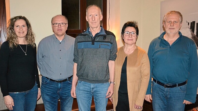 Kreisvorsitzender Peter-Michael Schmalz (rechts) sowie die Mainburger Kreisrätin Annette Setzensack (links) gratulierten dem Gründungsvorstand der ÖDP Attenhofen mit (v. l.) Jens Niering, Ralf Schramm und Olga Rubaniuk zur Wahl.
