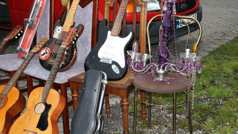 Eine neue alte Gitarre, einen gebrauchten Stuhl oder einen lilafarbenen Kronleuchter? Alles auf einmal, das gibt's nur auf dem Flohmarkt am Hagen.
