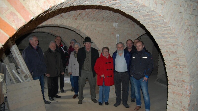 Eine Besuchergruppe in den Kellergewölben mit Dorfvereins-Vorstand Josef Wanninger (li.), mit Kassenwart Martin Fischl (re.) und Eichenlaub-Schützenmeister Josef Gmach (4.v.re.).
