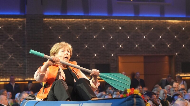 Für viele ein Highlight: Angela Merkel (Antonia von Romatowski) paddelt an den Gestrandeten einfach vorbei.