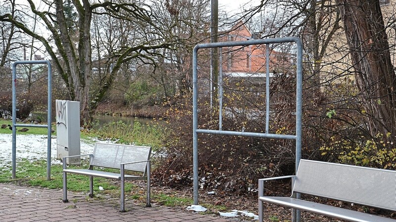 Die beiden Nordic-Walking-Infotafeln am Griesplatz wurden zum Opfer von bislang unbekannten Schmierfinken und müssen nun auf Kosten der Allgemeinheit ersetzt werden.