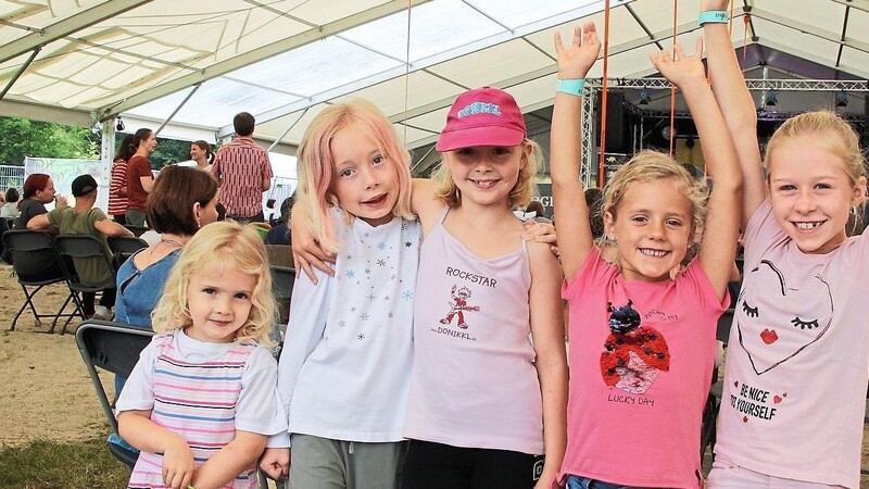 Haben viel Spaß beim Kindertag am Rivertone-Festival im Tiergarten (von links): Lea, Helena, Emma, Mia und Selina aus Pfatter.