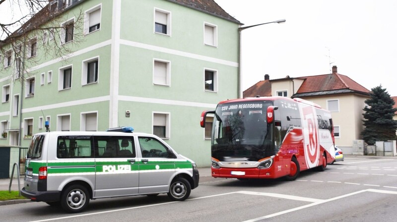 Eine 75-jährige Radfahrerin wurde am Freitagmittag in Straubing von einem Bus angefahren und lebensgefährlich verletzt.