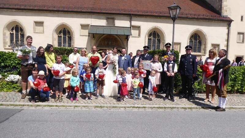 Das Brautpaar mit Familienangehörigen sowie der Abordnung der Feuerwehr Zandt und des Kindergartens Miltach, ganz rechts Hochzeitslader Thomas Klein
