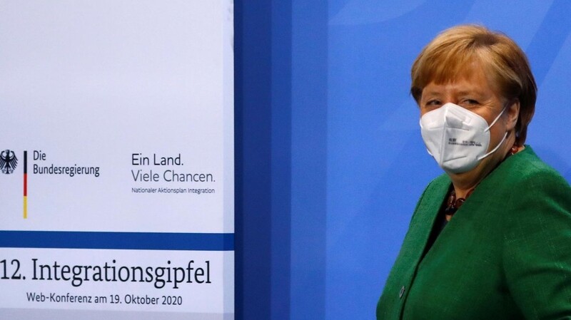 Bundeskanzlerin Angela Merkel kommt mit Mund-Nasenschutz zum 12. Integrationsgipfel im Kanzleramt.