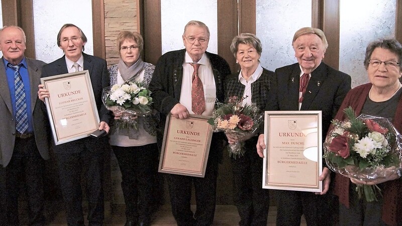 Bürgermeister Josef Streicher mit den Geehrten und deren Ehefrauen (v. l.): Lothar und Eleonore Brucker, Gerard und Sophie Lallinger sowie Max und Helena Duschl.