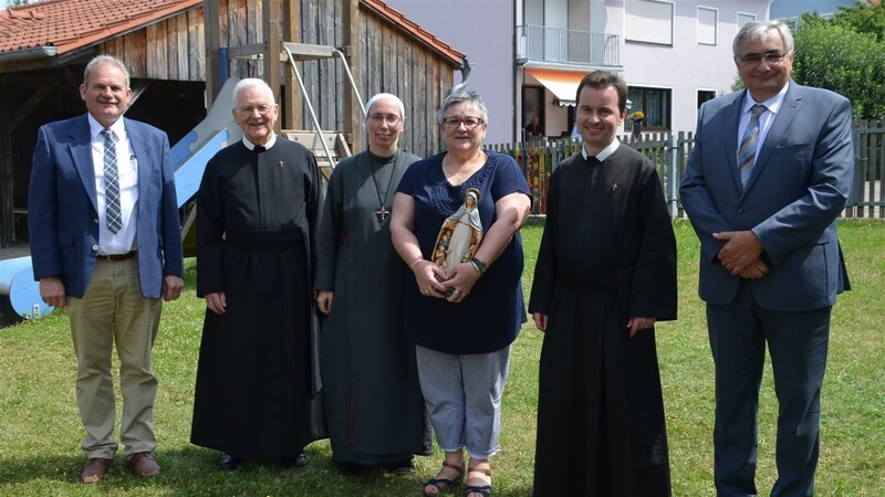 Die Geistlichkeit und die Gemeinde übergaben an Giselinde Schnabl (3. von rechts) als Abschiedsgeschenk eine Madonna.