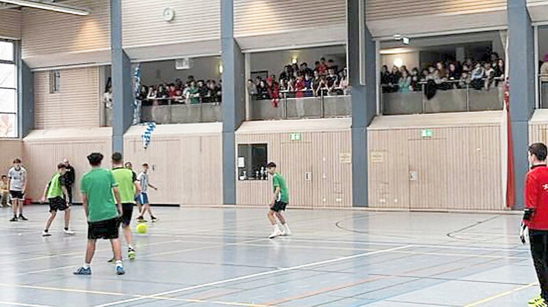 Einen Tag vor den Ferien hat an der Grund- und Mittelschule St. Josef der Josef-Cup im Fußball stattgefunden. Auch die Fußballer der Brückenklasse spielten mit.