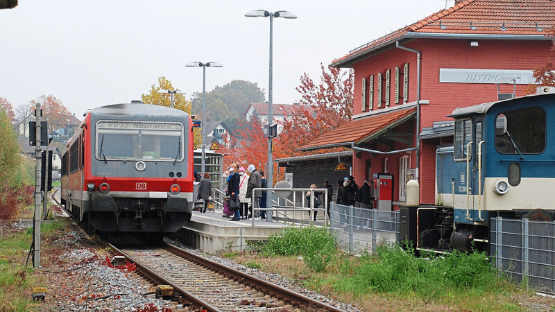 Die Gäubodenbahn vor ihrer Abfahrt im Bahnhof Bogen (Archivbild). Wer eine Strecke zurücklegt, auf der er sowohl mit dem Zug als auch dem Bus unterwegs ist, benötigt in den meisten Fällen zwei verschiedene Fahrkarten.