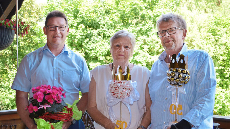Bürgermeister Helmut Fichtner gratulierten dem Jubelpaar Wiebke und Hermann Meyer zur goldenen Hochzeit.