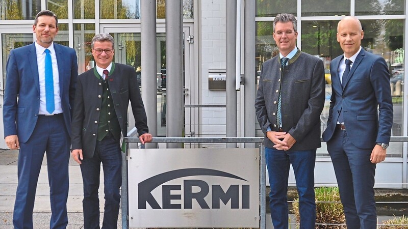Wissenschaftsminister Bernd Sibler (2. von links) und zweiter Bürgermeister Hans Schmalhofer (2. von rechts) erhielten von den beiden Kermi Geschäftsleitern Knut Bartsch (links) und Alexander Kaiß (rechts) ausführliche Informationen über die Firmenpolitik.