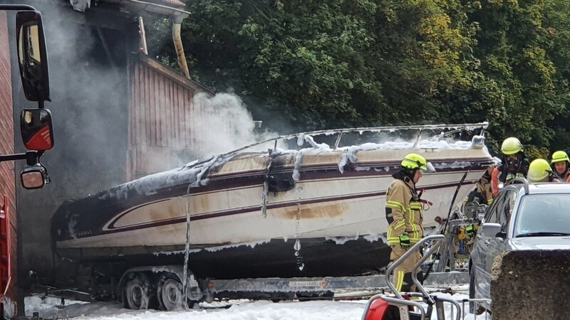 Am Montagmittag ist ein Feuer in einer Scheune in Regensburg ausgebrochen. Der Schaden liegt laut Polizei im sechsstelligen Bereich.